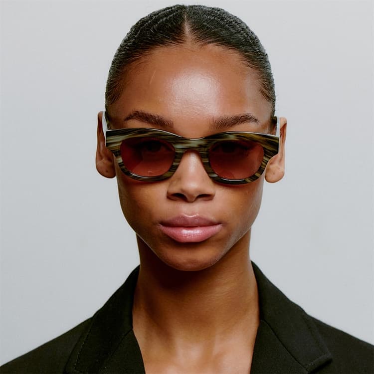 A Kjærbede Lane Zonnebrillen Striped Horn