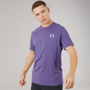 Herren - UA Sportstyle Kurzarm-T-Shirt mit Linker Brustprint Lila Luxe/Weiß