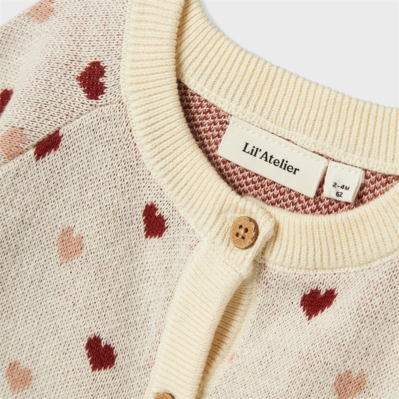 Lil' Atelier dla dziewczynki sweter z dzianiny z sercem Saran dla dziewczynki kolor Turtledove – zdjęcie  3