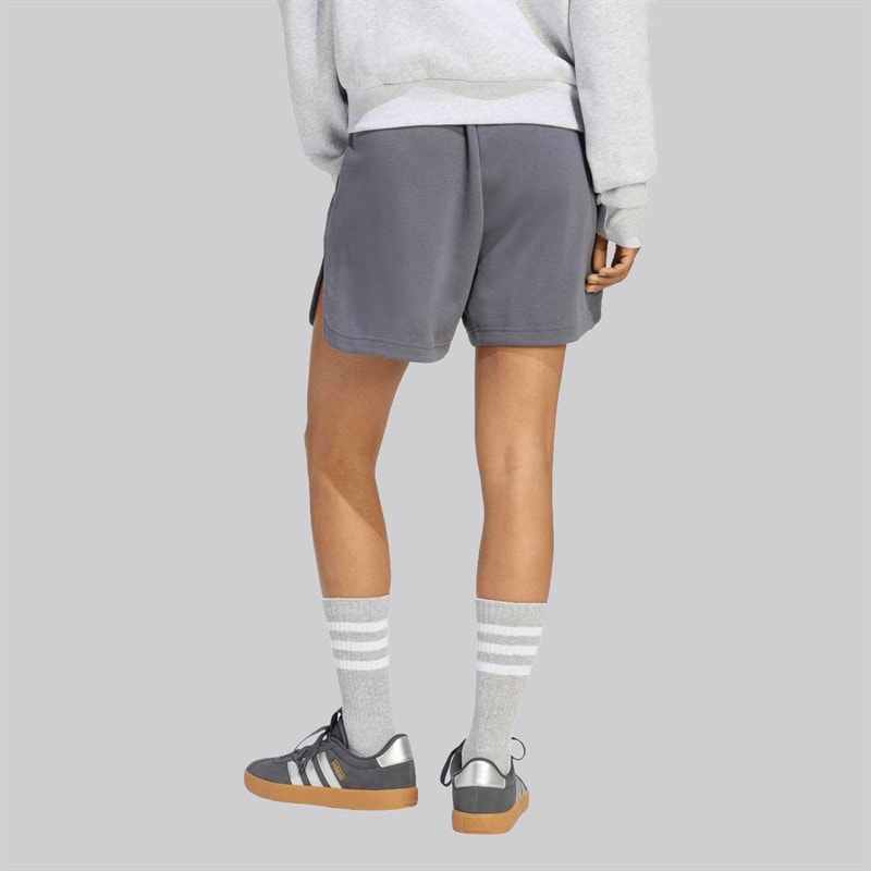 adidas Krótkie spodenki z polaru o luźnym kroju 3 Stripes dla niej kolor Aurora Onix – zdjęcie  2