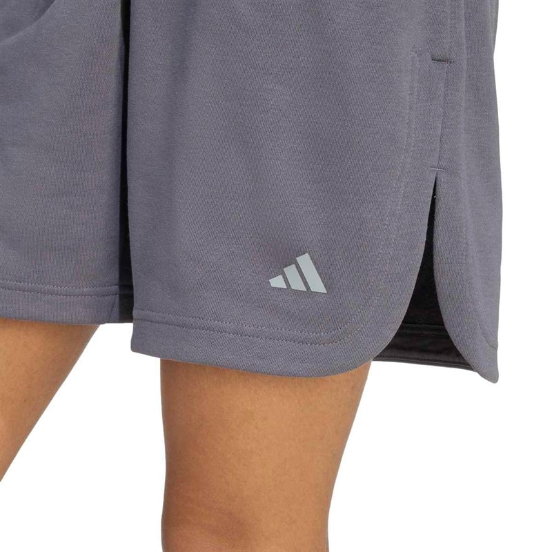 adidas Krótkie spodenki z polaru o luźnym kroju 3 Stripes dla niej kolor Aurora Onix – zdjęcie  3