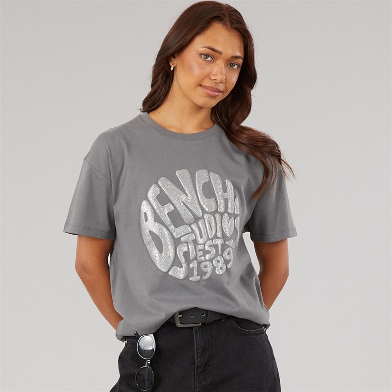 Bench T-shirt boxy z grafiką z brokatem dla niej kolor Charcoal – zdjęcie  1