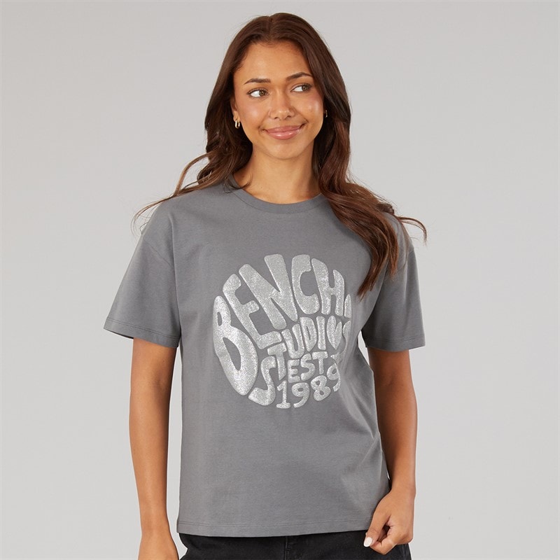 Bench T-shirt boxy z grafiką z brokatem dla niej kolor Charcoal – zdjęcie  3