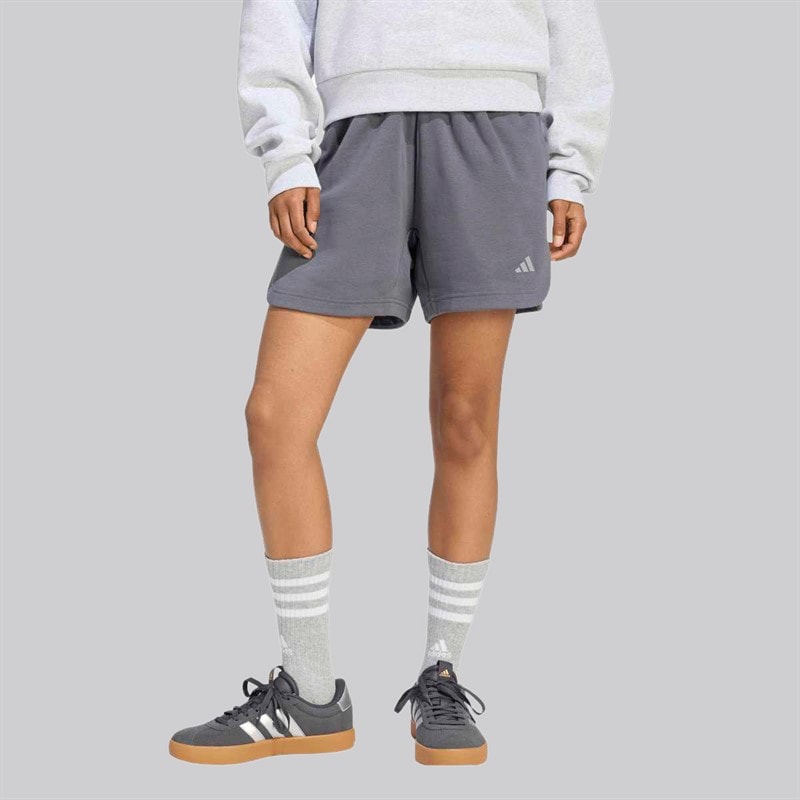 adidas Damen 3 Streifen Studio Locker geschnittene Fleece Shorts Aurora Onix