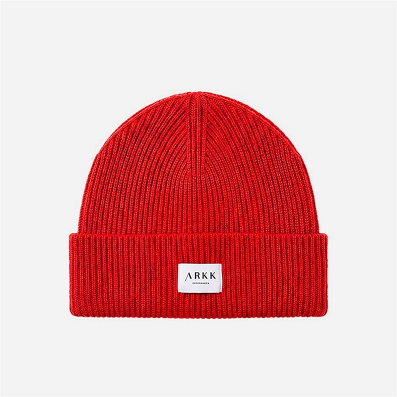 ARKK Copenhagen Charakterystyczna wywijana czapka kolor Fiery Red